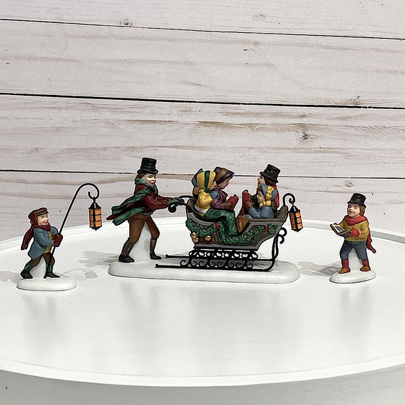 DEPARTMENT 56- Caroling with the Crachit Family(Revisited) Heritage Village - Picture 1 of 9